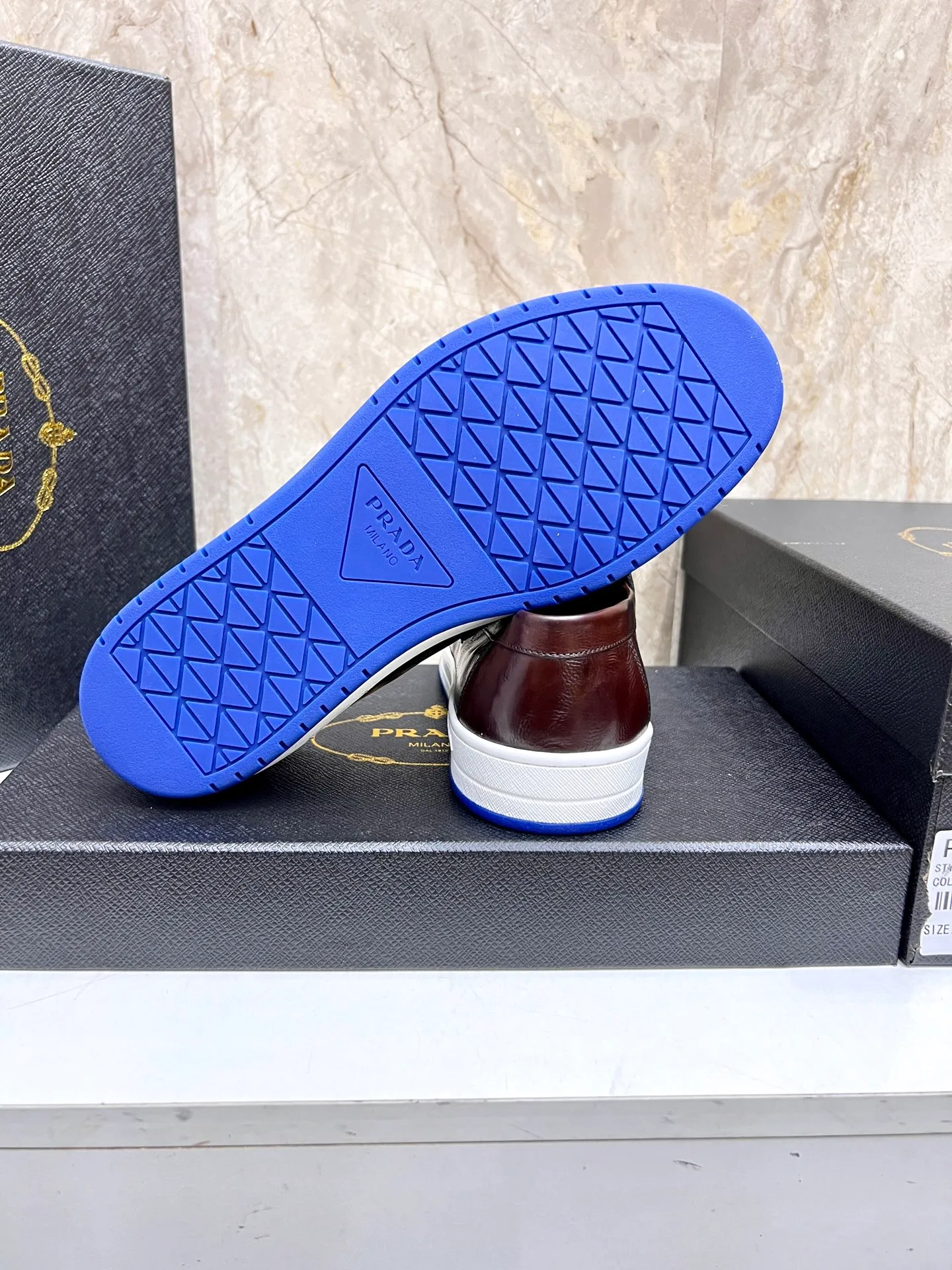 💰620 Prada classic men’s lace-up casual shoes｜Imported cowhide upper｜Layered stitching design on the upper Lightweight and breathable｜Soft and comfortable｜PRADA letters on the side｜Distinctive sporty style Showing the brand style｜Lightweight embossed rubber sole｜With cowhide foot pad lining｜Excellent foot feel Fashionable and elegant｜Size: 38-44 (customized at 45)